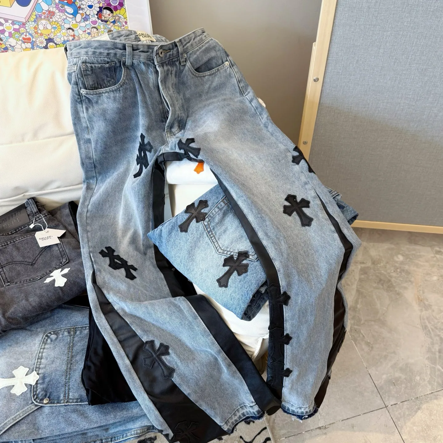 P300 model number: D324 GALLERY DEPT & Chrome hearts. Spliced cross loose washed flared jeans to truly restore the ultimate vintage texture. Original hardware accessories, washed and other elevators, QR code analysis are all purchased from the original factory, high degree of restoration, you are welcome to compare the products~ Three-dimensional version Loose and comfortable, not picky about the figure, taller and slimmer, factory Seiko, original factory quality control, same style for men and women, can be matched with couples, versatile recommendation, must-have jeans for all seasons Trendy people have been disappointed. From the quality selection of fabrics, the tailoring of details, and the matching of patterns, everything is impeccable! The upper body is so handsome when worn...it can be easily worn by men, women and children! The craftsmanship is made of heavy-duty washed pure cotton denim fabric. After washing, it is soft and thick. It is very stylish when worn. Size: 28, 30, 32, 34, 36 (S-XXL) Color: Stitching Size reference # 28 trouser length 100 waist 72 30 trouser length 102 waist 76 32 trouser length 104 waist 80 34 trouser length 106 waist 84 36 pants length 108 waist circumference 88